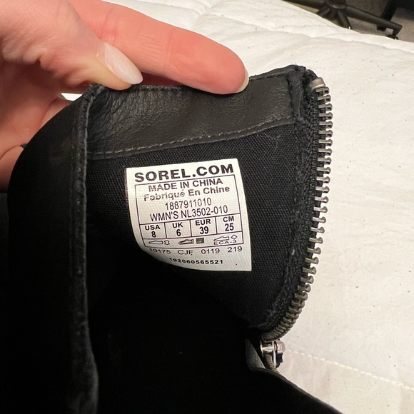 Like new Sorel black boots size 8 - Picture 3 of 3